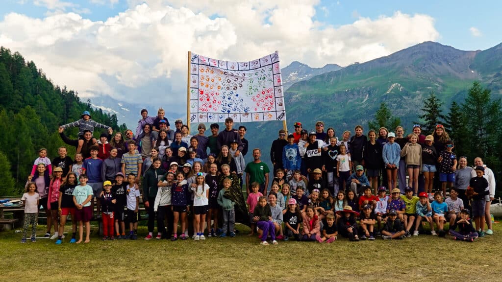 Photo de groupe d'une colonie de vacances en montagne.