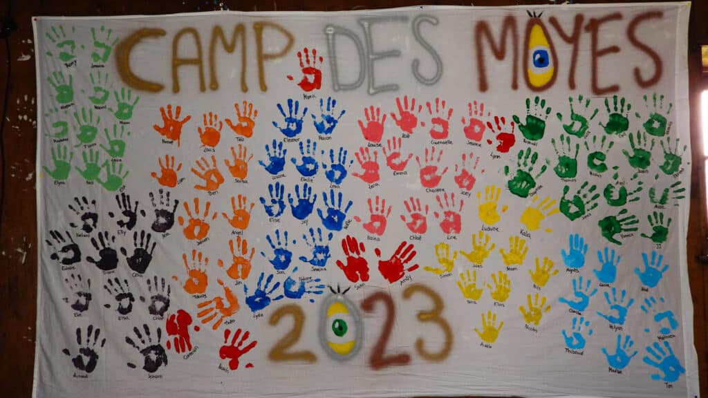 Bannière du Camp des Moyes 2023 avec empreintes de mains.