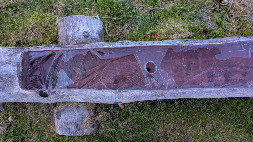 Auge en bois rustique avec de la glace gelée.